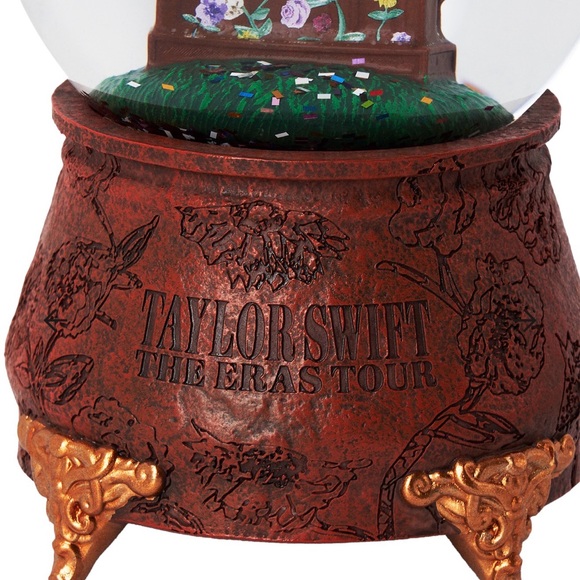 TAYLOR SWIFT | THE ERAS TOUR ACOUSTIC PIANO SNOW GLOBE - Picture 3 of 7